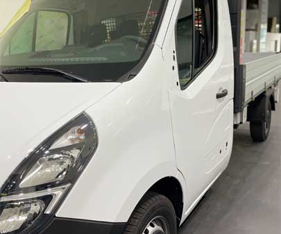 Kfz-Beklebung am Anfang Transporter mit Pritsche