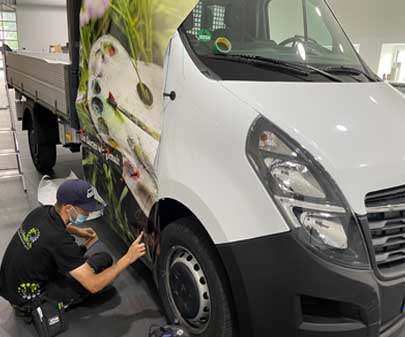 Kfz-Beklebung – Die ersten Drucke werden angebracht