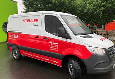 Zweifarbig folierter Kleintransporter in rot und weiß.